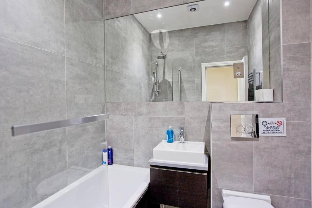 F7 Large 2bed Kensington Londra